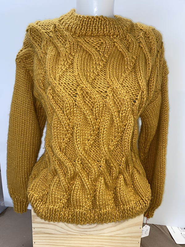 Photo du pull moutarde torsadé tricoté main